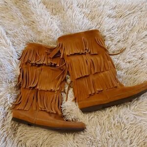 Fun brown 3 layer fringe Minnetonka boots